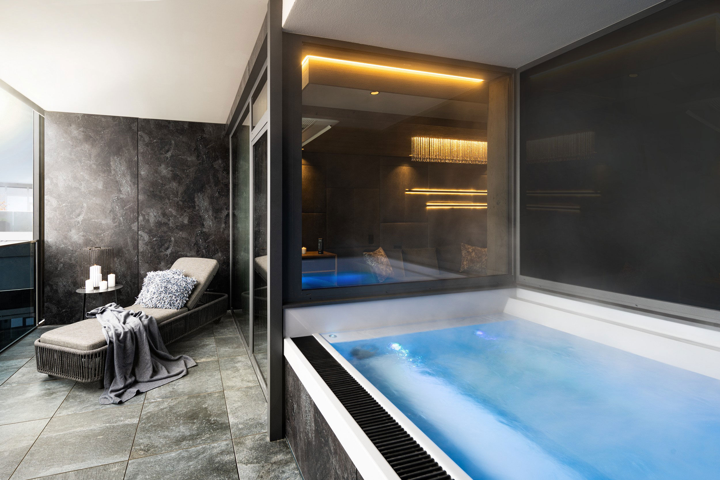 Balance-Suite mit Whirlpool auf dem Balkon